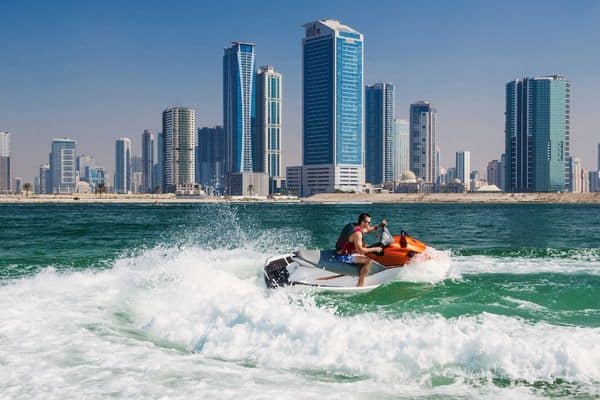 אופנוע ים על רקע המגדלים של חוף ג'ומיירה בדובאי